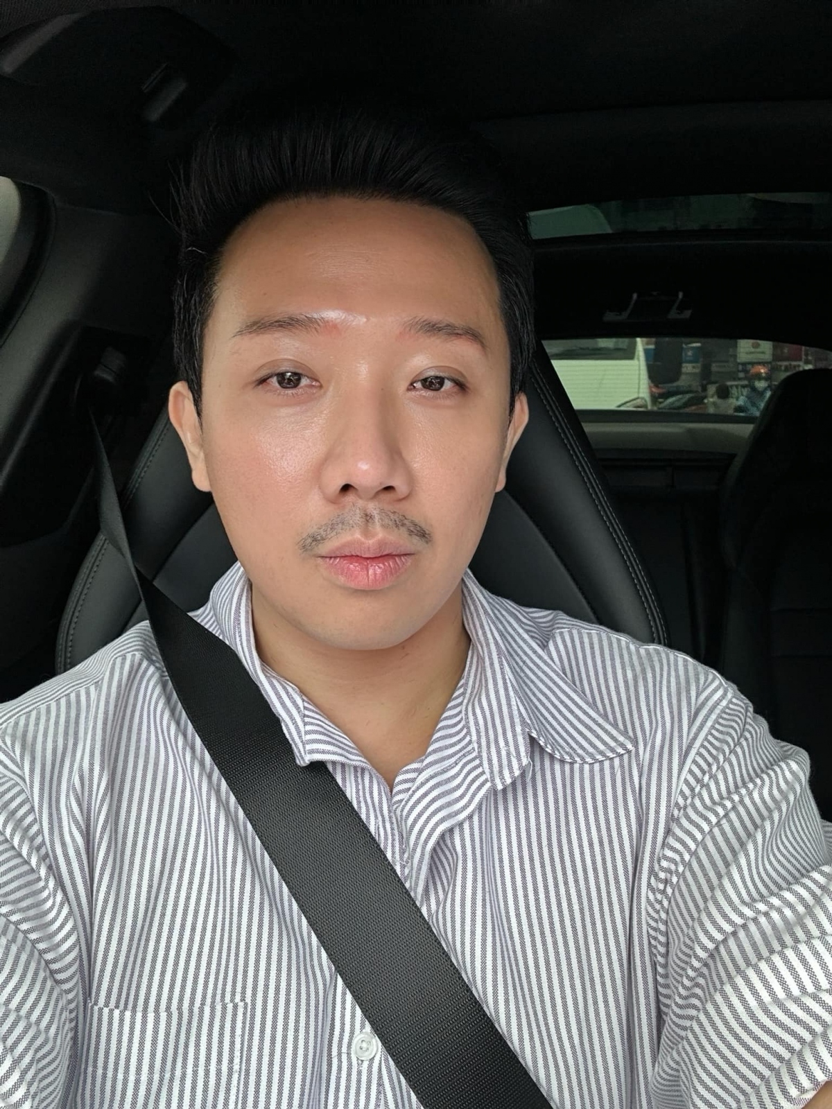 Trấn Thành khoe làn da đẹp không tỳ vết. “Trộm vía nay da đẹp!!!”, nam MC chia sẻ. (Nguồn: FBNV)