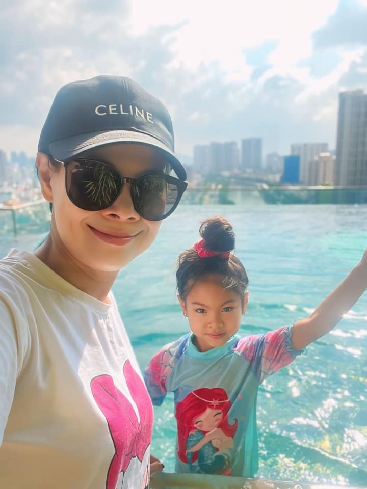 Ca sĩ Thanh Thảo đưa con gái đi bơi, thăm lại ngôi nhà cũ ở TP.HCM. “Tầm này sức khoẻ và sự bình yên bên gia đình, con cái quan trọng hơn tất cả! Những gì không đáng, sẽ để ngoài đầu để tận hưởng cuộc sống hạnh phúc trọn vẹn, vì tiền tài danh vọng chỉ là vật ngoài thân”, cô viết. (Nguồn: FBNV)