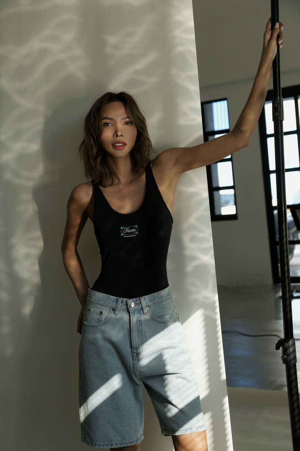 Minh Triệu diện bodysuit tôn vóc dáng mảnh mai. “Vào một ngày đầy nắng, tất cả sự dễ thương sẽ chạy đến và chìm đắm dưới ánh mặt trời”, người đẹp tâm sự. (Nguồn: FBNV)