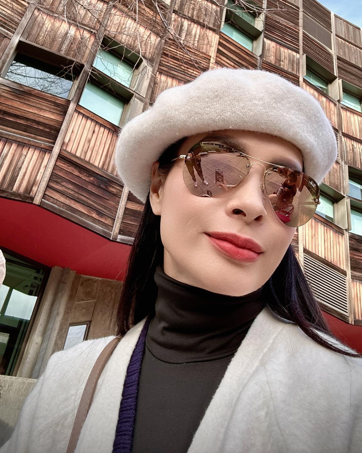 Cựu người mẫu Thúy Hạnh khoe ảnh selfie: "Chụp ké một góc trường trong tương lai của cô em út". (Nguồn: FBNV)