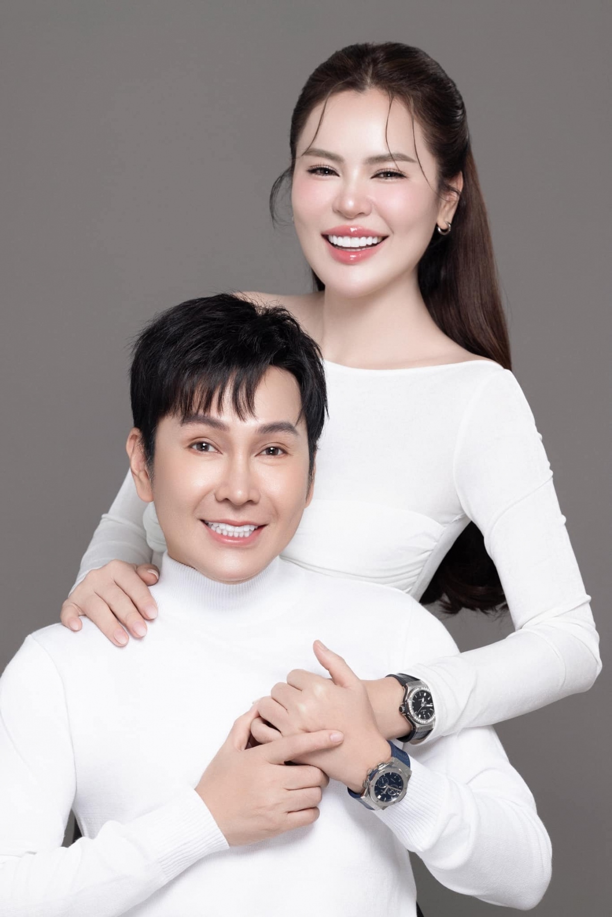 Thời gian qua, Phương Lê và NSƯT Vũ Luân thường xuyên bên nhau khiến công chúng đặt nghi vấn về chuyện hẹn hò. Mới đây, trên trang cá nhân, Hoa hậu Phương Lê có đăng tải hình ảnh chụp chân dung cùng NSƯT Vũ Luân kèm nội dung: "Gia đình và Fan luôn hiểu anh rất thương anh! Còn em thì mãi bên anh nắm tay nhau như thế này tiến về phía trước cùng anh, anh nhé…".