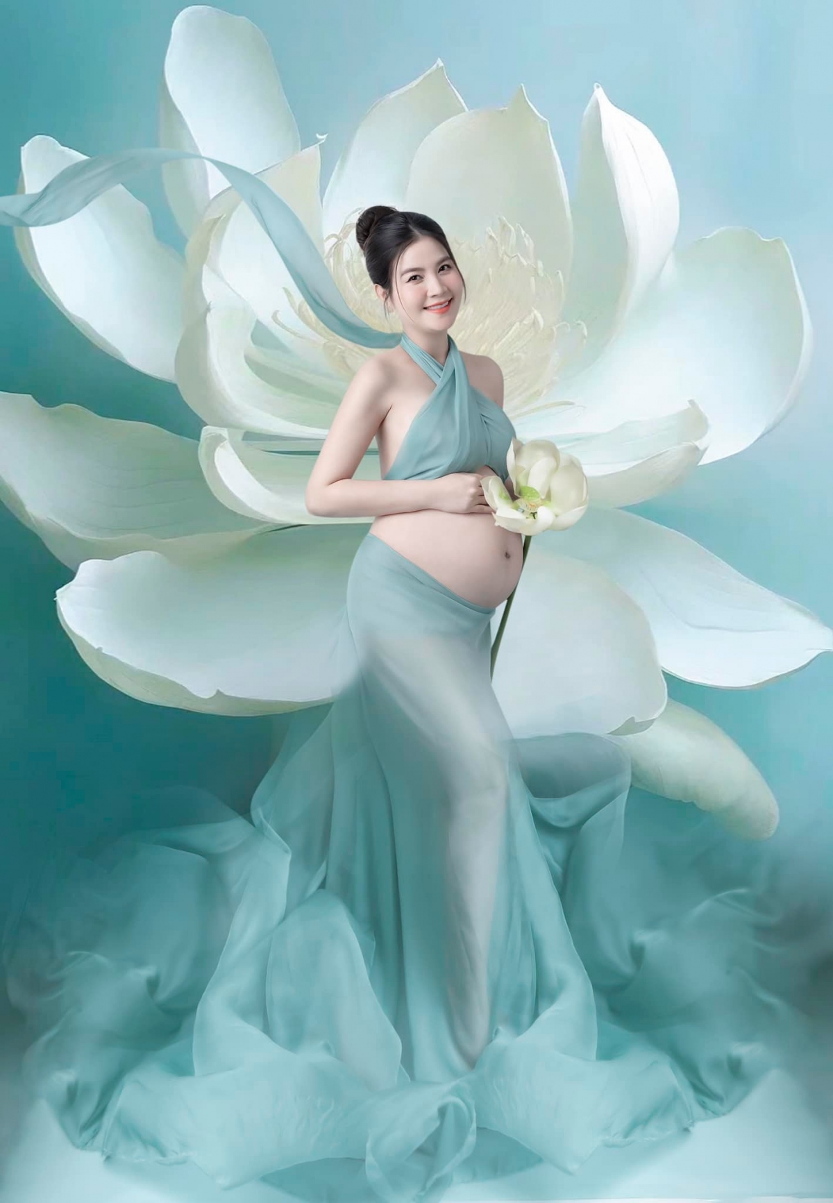 Kha Ly khoe ảnh lúc mang bầu. “Lúc này Lita vẫn còn trong bụng mẹ nè, 2 mẹ con biến hình với liên hoa. Thời gian trôi thật nhanh, bây giờ mẹ chuẩn bị chụp cho con bộ ảnh sơ sinh cho đầy tháng. Yêu quá đi”, nữ diễn viên chia sẻ. (Nguồn: FBNV)