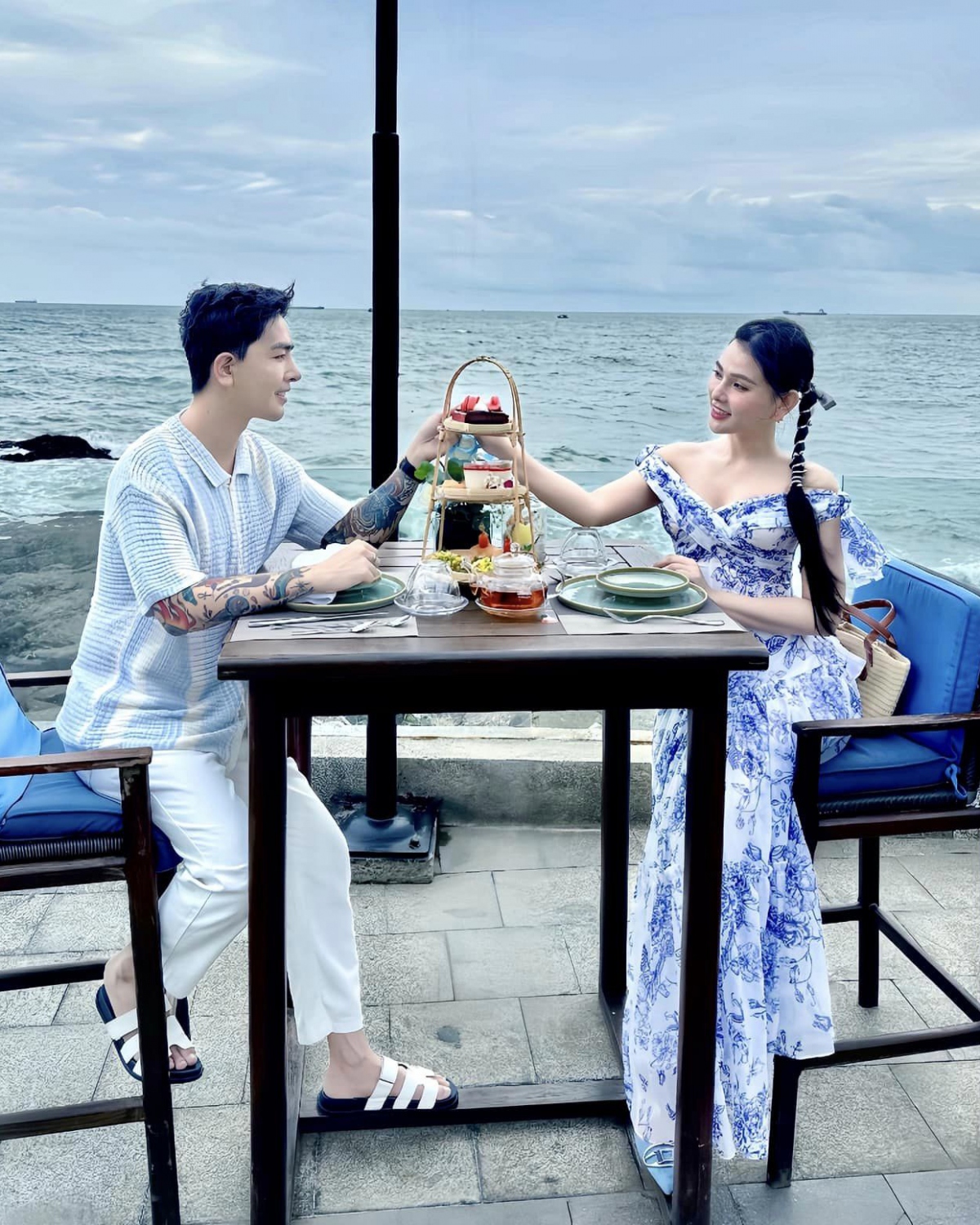 Ca sĩ Thu Thủy và ông xã Kin Nguyễn kỷ niệm 5 năm ngày cưới với khung cảnh lãng mạn tại biển Vũng Tàu. “Chúng ta cứ như vậy nhẹ nhàng, bao dung, tử tế thế nhé! Yêu ông xã nhiều”, nữ ca sĩ nhắn nhủ tới chồng. (Nguồn: FBNV)