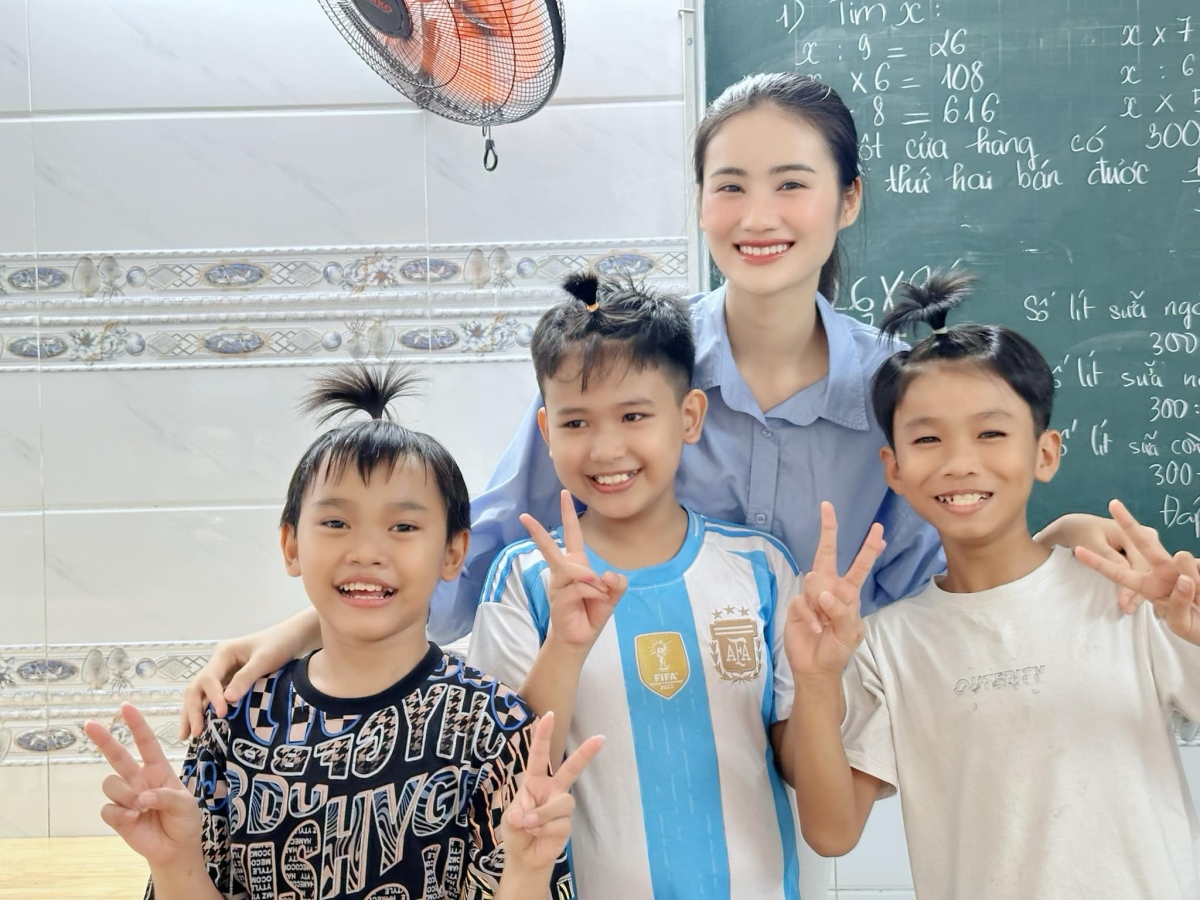 Sao Việt 29/7: Hoa hậu Ý Nhi rạng rỡ trong chuyến làm từ thiện trước khi rời Việt Nam. “Nhi mong rằng sẽ có nhiều cơ hội để tiếp tục được lan toả những giá trị tốt đẹp đến cộng đồng”, nàng hậu chia sẻ. Tối 28/7, Hoa hậu Ý Nhi sang Australia để bắt đầu kỳ học mới. (Nguồn: FBNV)