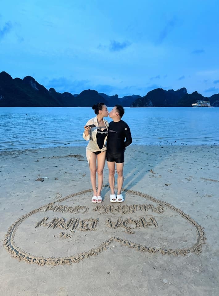 Shark Bình và Phương Oanh có chuyến du lịch kỷ niệm 1 năm về chung một nhà. Nữ diễn viên viết: "Kỷ niệm một năm ngày chính thức ‘thoát ế’ là chuyến sinh tồn hết hồn vì nắng nóng". Hai người vẽ hình trái tim lên cát và bên trong là tên Phương Oanh, Hòa Bình. (Nguồn: FBNV)