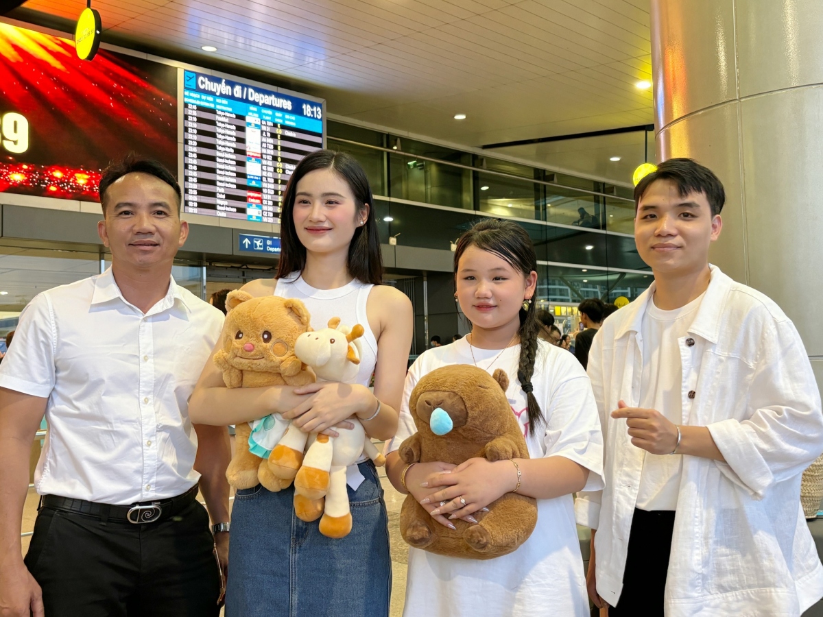 Bạn trai Anh Kiệt luôn đồng hành cùng Ý Nhi trong mọi sự kiện