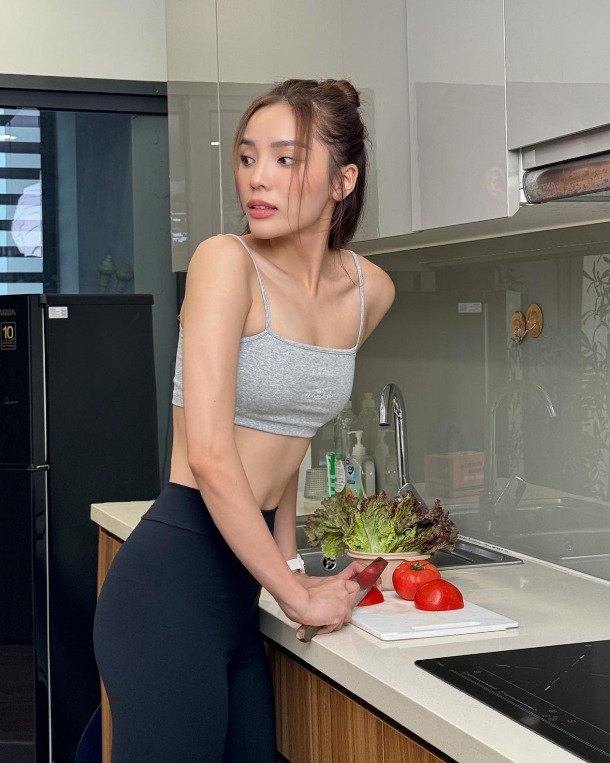 Kỳ Duyên khoe vòng eo con kiến khi trổ tài vào bếp. “Người thích ăn rau củ quả là người có nhiều năng lượng tích cực, có phải không?”, nàng hậu viết. (Nguồn: FBNV)