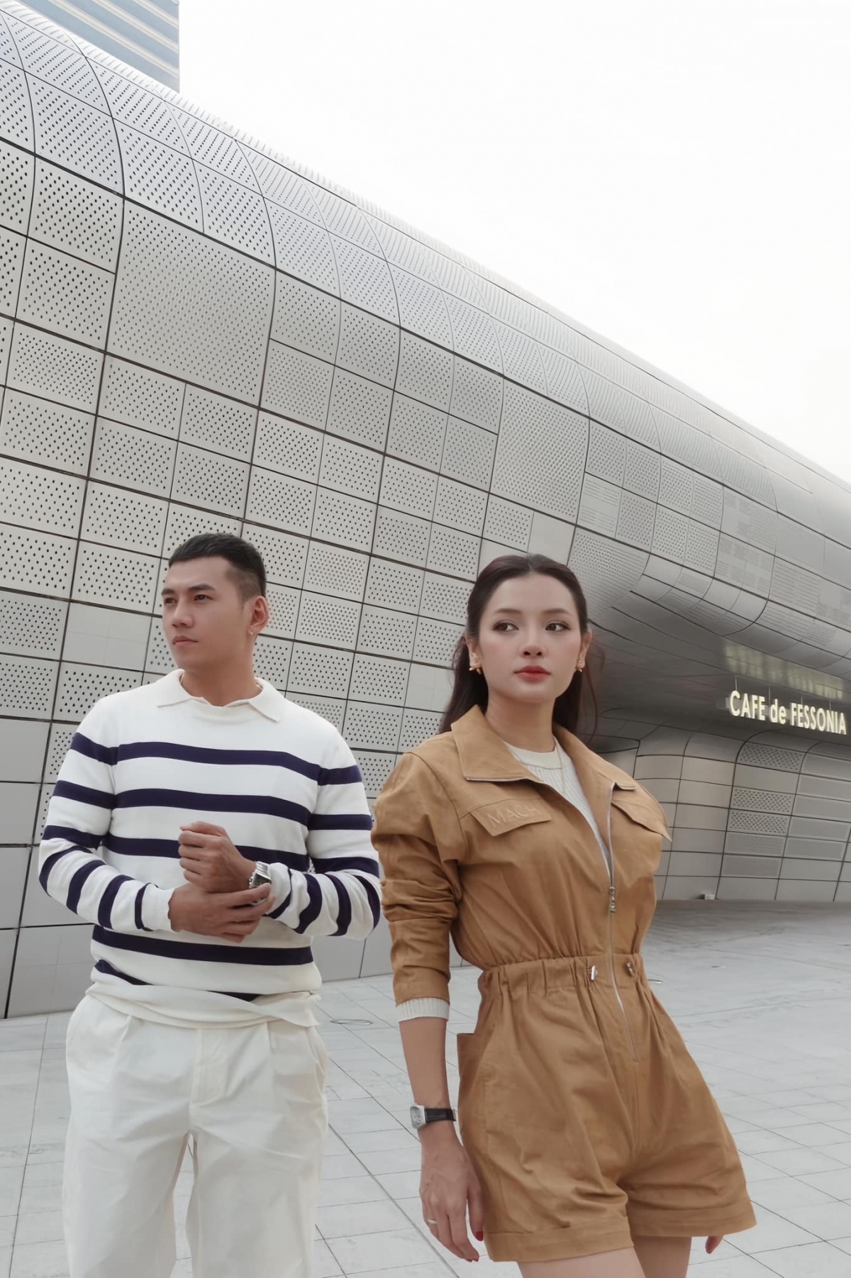 Hai vợ chồng Phương Trinh Jolie – Lý Bình tạo dáng trên phố Seoul, Hàn Quốc. “Cuộc sống không quá khó khăn như chúng ta thường nghĩ. Hãy sống để chính mình hạnh phúc, đừng sống để người khác ngưỡng mộ”, Phương Trinh Jolie viết. (Nguồn: FBNV)