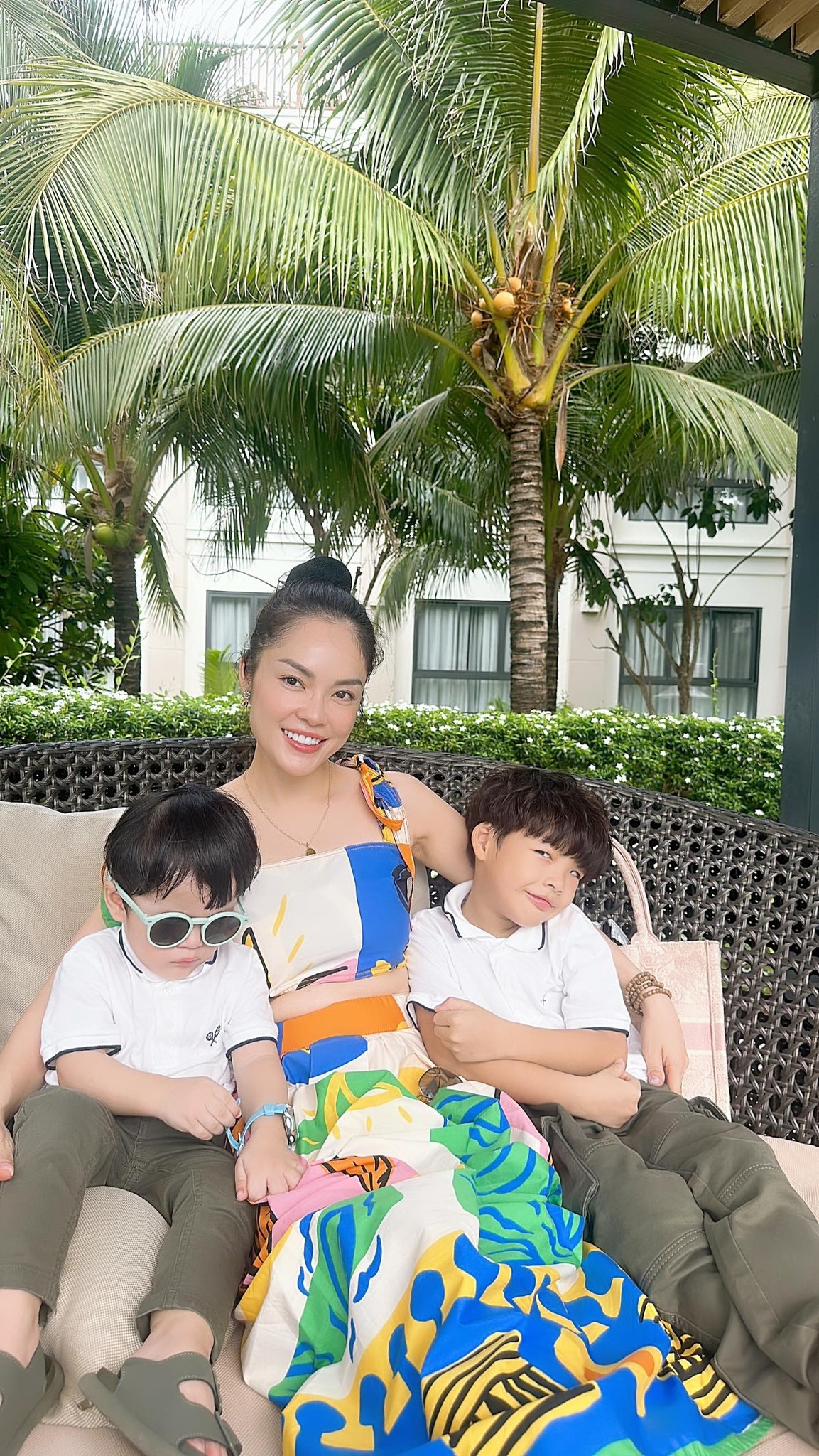 Dương Cẩm Lynh thấy có lỗi khi không thể đưa hai con đi chơi. “Hè năm ngoái đưa hai anh tung tăng khắp nơi. Năm nay mẹ bù đầu với công việc và quay trở lại phim trường nên không đi đâu hết. Ráng để mẹ cày 2 năm nữa nghen”, cô viết. (Nguồn: FBNV)