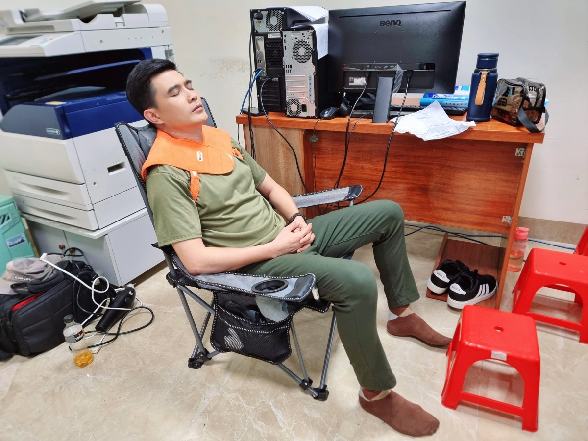 Quang Sự đăng ảnh hậu trường khi đi quay. “Khi trong ý thức của bạn bắt đầu xuất hiện những suy nghĩ như phải để ý, quan tâm đến sức khỏe bản thân nhiều hơn, thì điều đó nói lên điều gì? Điều đó có nghĩa là dấu hiệu tuổi già bắt đầu ấp đến rồi đó”, nam diễn viên tâm sự. (Nguồn: FBNV)