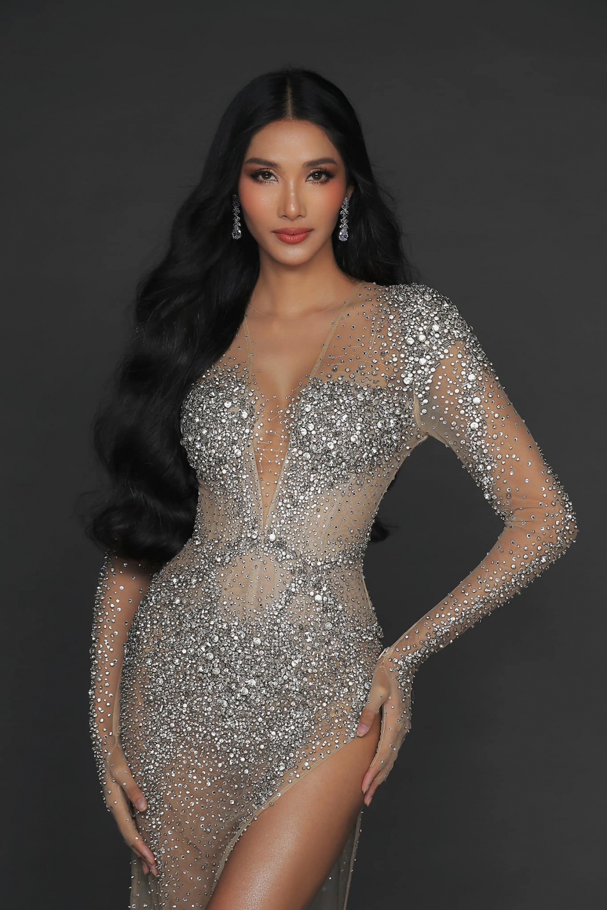 Á hậu Hoàng Thùy khoe vẻ đẹp thần thái trong loạt ảnh mới. Gần đây, người đẹp vướng ồn ào liên quan đến ghế ban giảm khảo của cuộc thi Miss Universe Vietnam 2024. (Nguồn: FBNV)