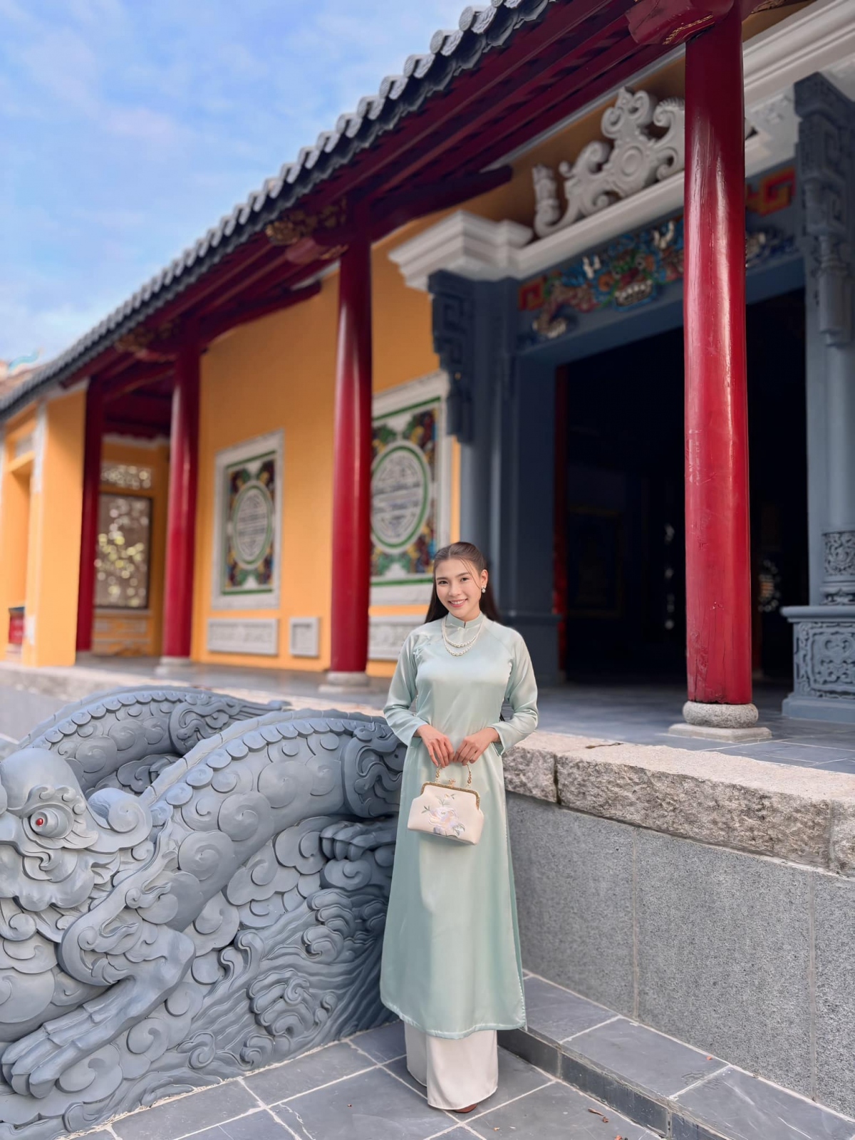 Thúy Diễm yêu kiều, thướt tha trong tà áo dài khi đóng phim mới. “Hứa với khán giả là nếu xuất hiện vai diễn mới nhất định sẽ hiền thật hiền trả lại hình ảnh hiền lành cho khán giả. Cả nhà chờ vai diễn mới của Diễm nhé”, nữ diễn viên nhắn nhủ. (Nguồn: FBNV)