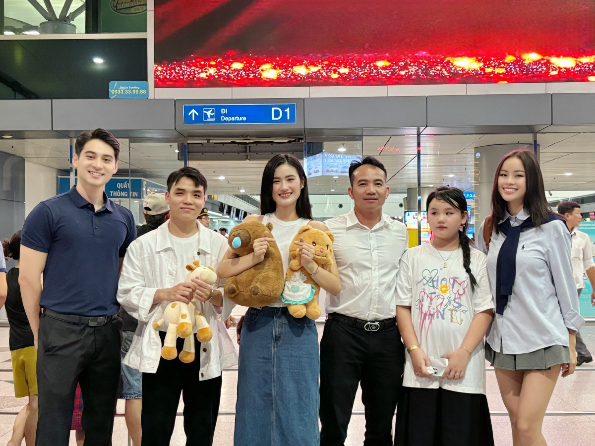 Gia đình và bạn bè đến sân bay để chia tay Ý Nhi