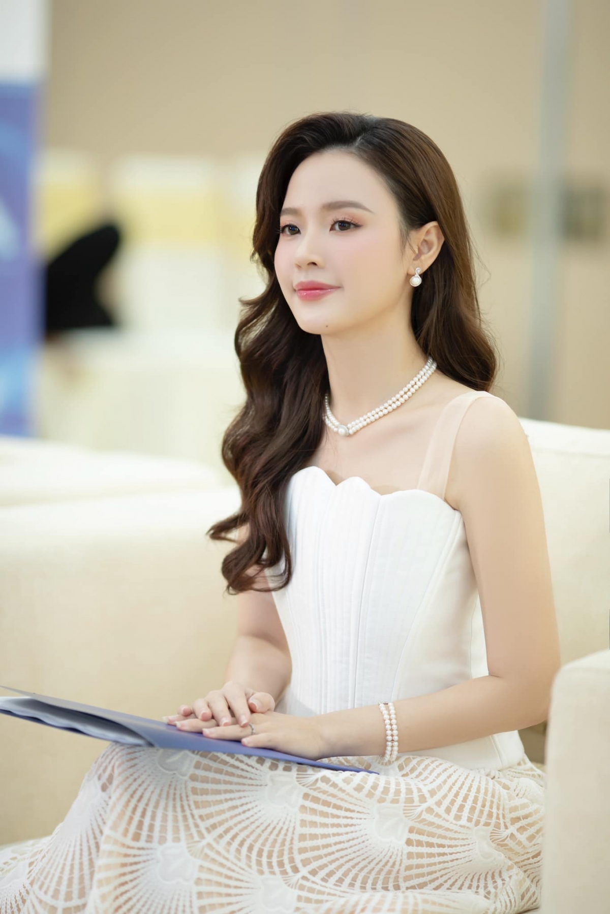 Midu khoe vẻ đẹp trong trẻo khi làm giám khảo chấm thi Thiết kế vương miện Miss Cosmo 2024. (Nguồn: FBNV)