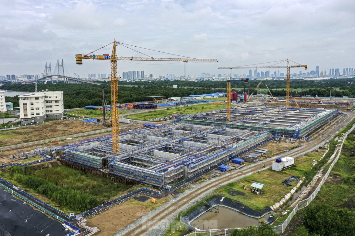 Nhà máy xử lý nước thải bao gồm một tòa nhà hành chính, trạm bơm nâng, khu vực tiền xử lý, khu vực xử lý sinh học, bể lắng, khu vực xử lý bùn và xử lý mùi