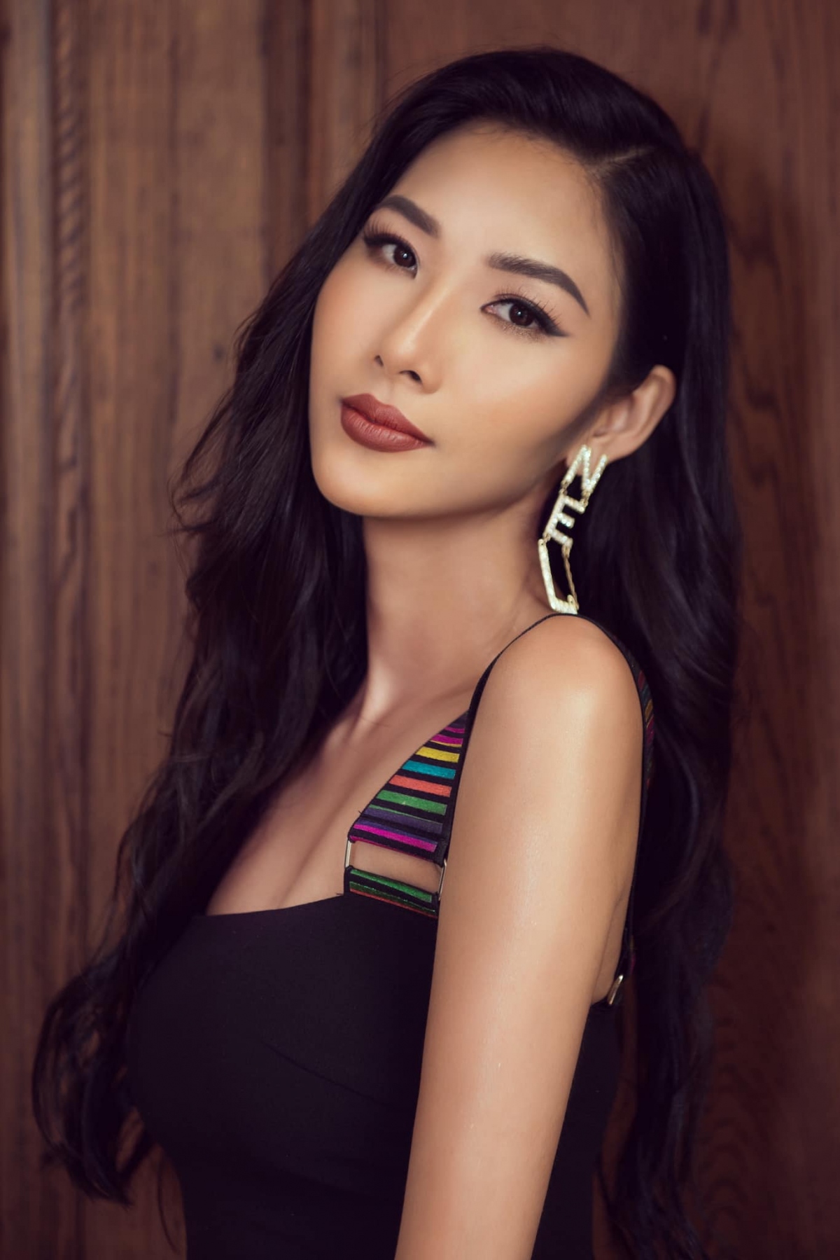 Chuyện showbiz 13/7: Chủ tịch Miss Universe Vietnam 2024, ông Valentin Tran lên tiếng về ồn ào liên quan đến Hoàng Thùy và một số thành viên trong ekip của cuộc thi Miss Universe Vietnam. Valentin Tran cho hay ban đầu, ông là người mời Hoàng Thùy cho vị trí giám khảo của Miss Universe Vietnam. Cả hai có cuộc nói chuyện "vội vàng" và ông cũng chưa thông qua nhà sản xuất, nên dẫn đến những ồn ào vừa qua. (Nguồn: FBNV)