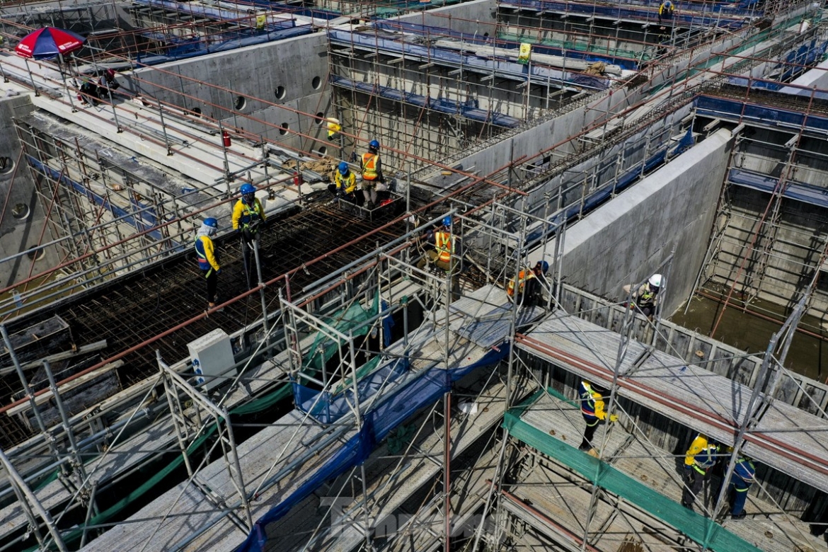 Khu vực bể SBR xử lý nước thải có dạng hình chữ nhật, phần thành được xây dựng bằng bê tông như một bức tường