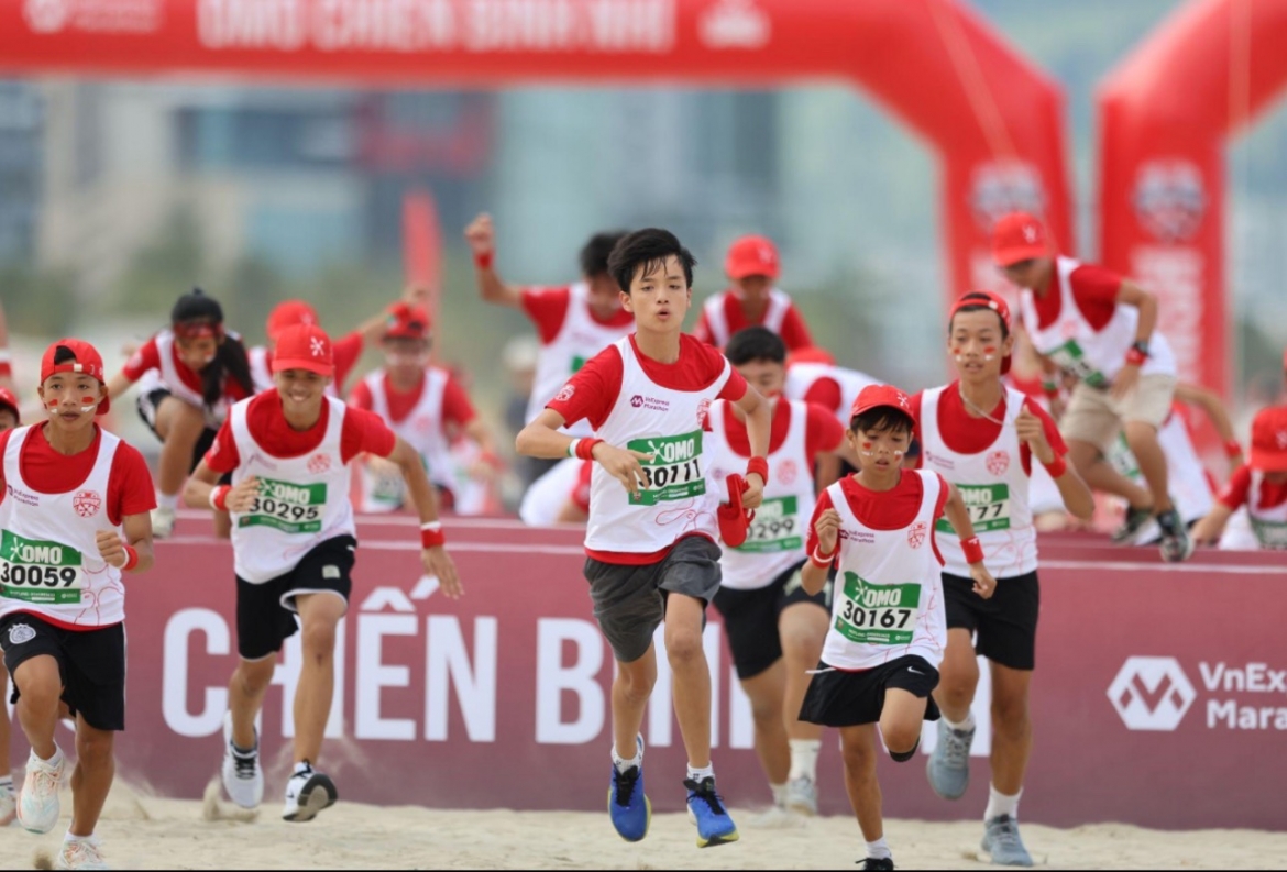 1.000 em nhỏ trong trang phục sắc đỏ trắng phủ đầy một góc công viên Biển Đồng, ven bờ biển Mỹ Khê, Đà Nẵng để tham gia OMO Chiến Binh Nhí.