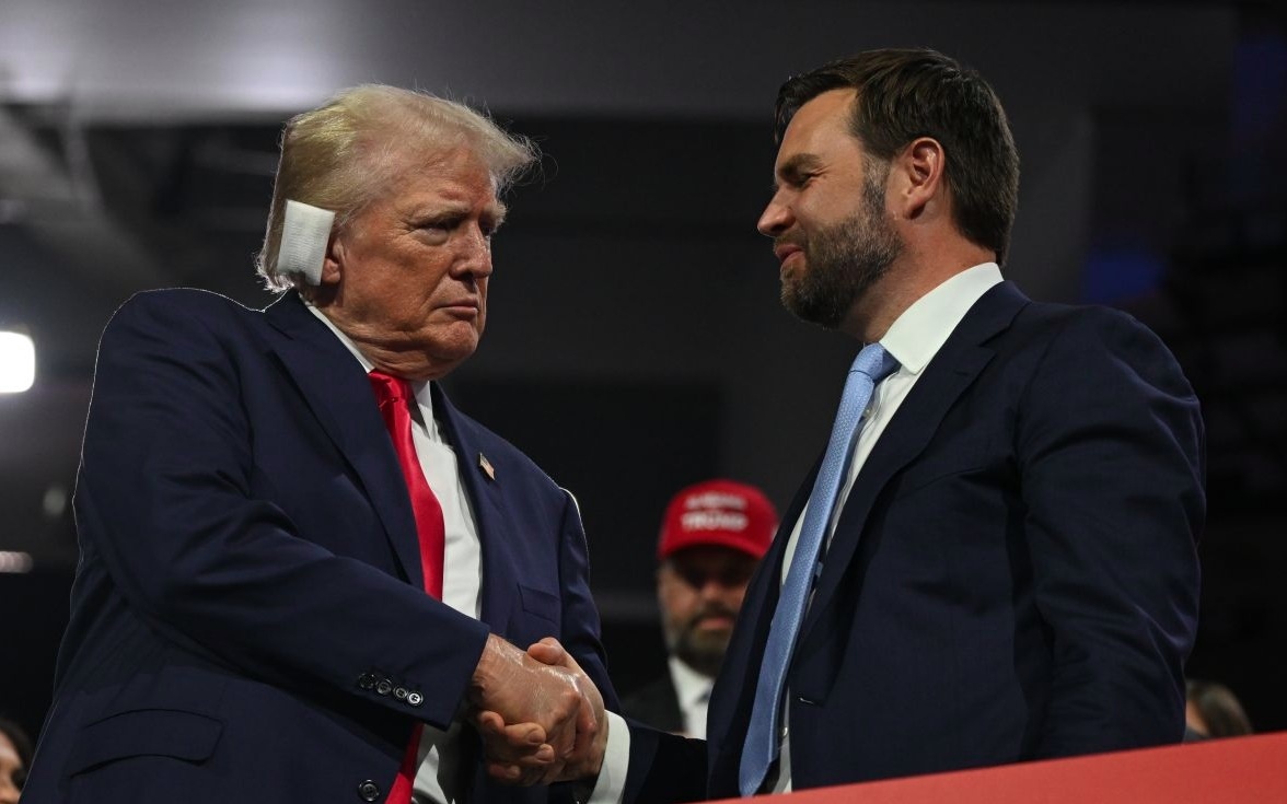 Ứng viên Phó Tổng thống Mỹ Trump bắt tay với phó tướng JD Vance (phải). Ảnh: CNN.