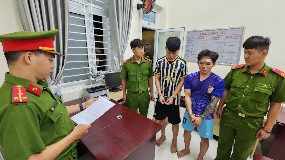 Ông Viết Thành Sinh (thứ 2 từ phải qua) và Phan Thanh Cường thời điểm bị Cơ quan Cảnh sát điều tra, Công an quận Cẩm Lệ tống đạt quyết định khởi tố bị can, bắt tạm giam để điều tra.