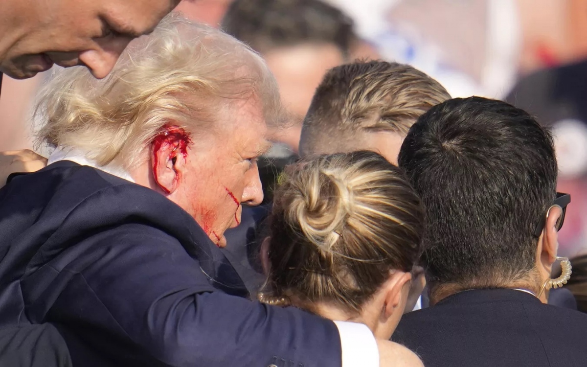 Cựu Tổng thống Mỹ Trump bị thương ở tai sau khi sát thủ Crooks bắn vài phát đạn về phía ông trong buổi diễn thuyết tranh cử ở Pennsylvania. Ảnh: AP.