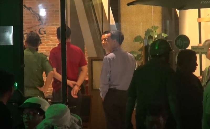 Công an khám nghiệm hiện trường trong đêm.