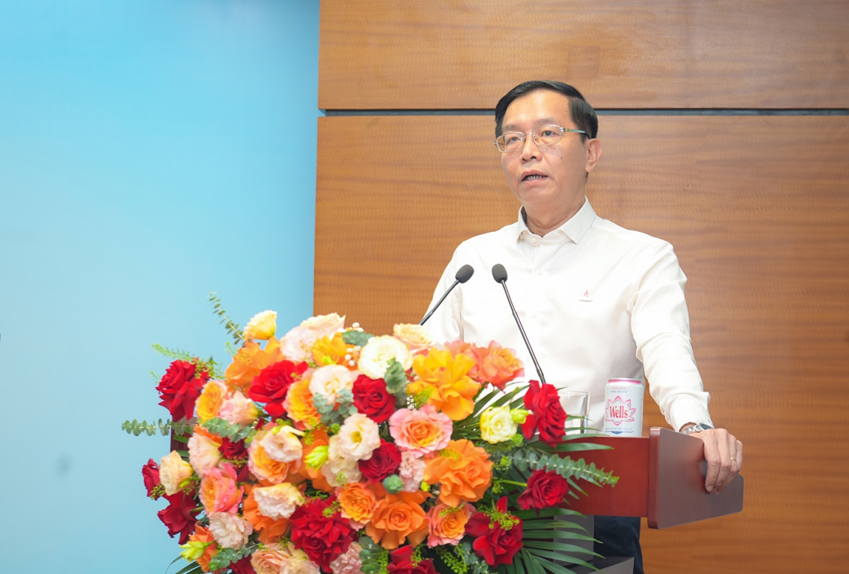 Đồng chí Trần Quang Dũng, Phó Bí thư thường trực Đảng uỷ trình bày báo cáo đánh giá việc thực hiện phương châm hành động “Quản trị biến động, bổ sung động lực mới, làm mới động lực cũ, tạo nguồn năng lượng mới, vươn tới đỉnh cao mới” trong 6 tháng đầu năm của Petrovietnam