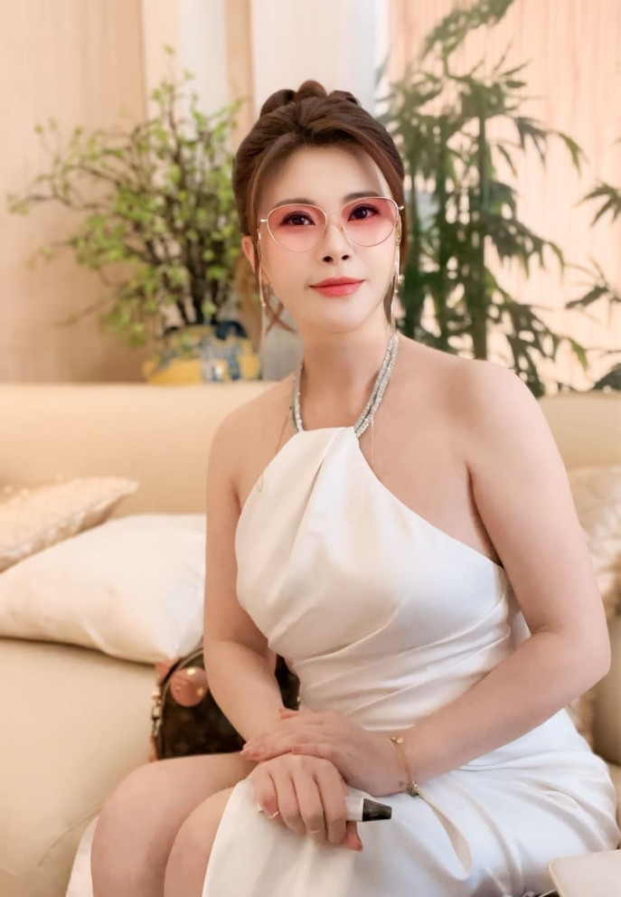 "Chúc mừng nó đã kiên cường vượt qua 6 tháng không tiền, không có người yêu. Còn 6 tháng nữa hết năm rồi...", NSƯT Kim Oanh chia sẻ.