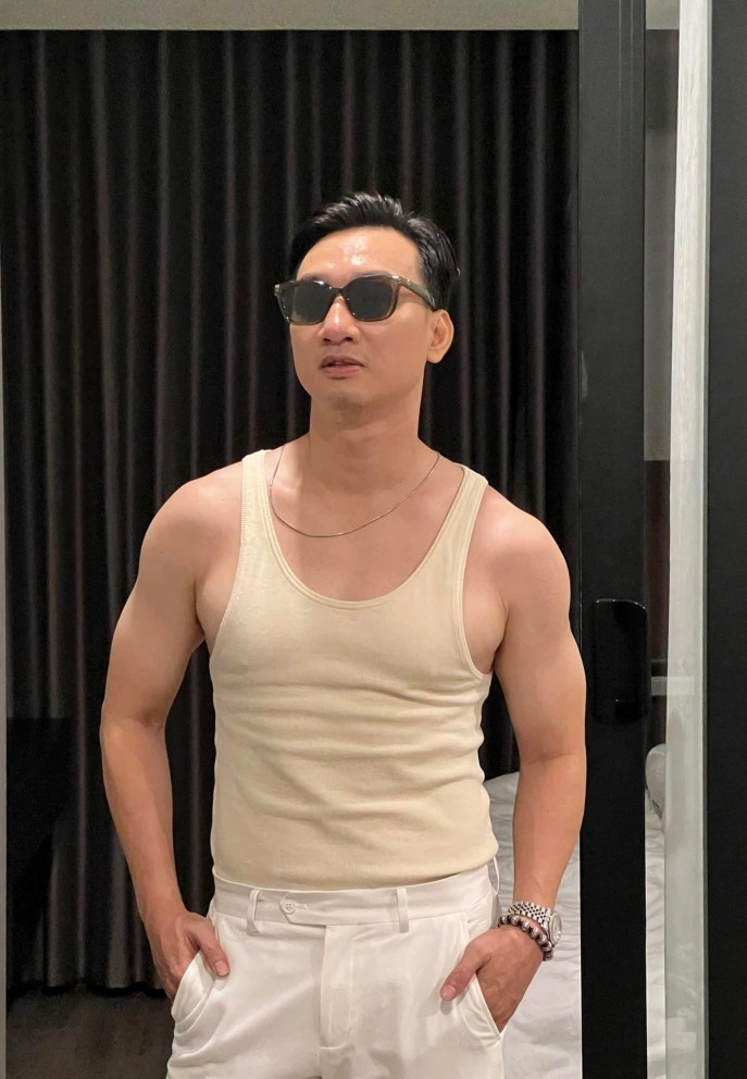 MC Thành Trung tự tin khoe dáng săn chắc nhờ chăm tập thể hình.