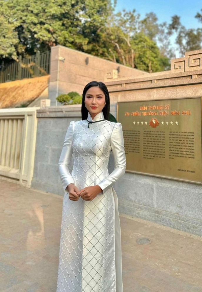 Hoa hậu H'Hen Niê tri ân sự hy sinh của các anh hùng liệt sĩ dịp kỷ niệm 77 năm Ngày Thương binh - Liệt sĩ. "Cảm ơn các anh hùng liệt sĩ, thương binh và những thế hệ trẻ sẽ tiếp nối truyền thống hào hùng của dân tộc, ra sức xây dựng và bảo vệ Tổ quốc...", cô chia sẻ.