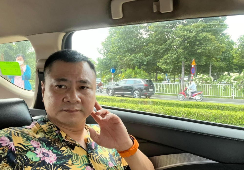 NSND Tự Long selfie khi đang ngồi trên xe ô tô, kèm chú thích ảnh: "Có những lúc suy tư".