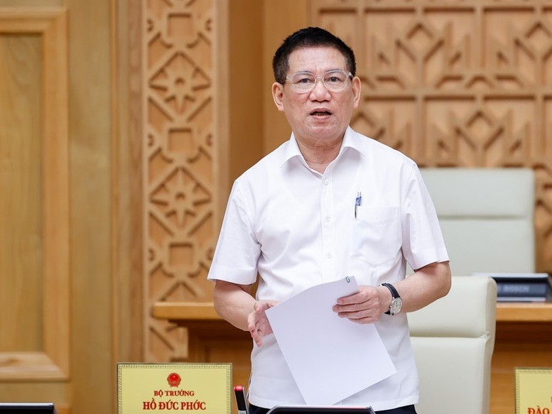 Bộ trưởng Bộ Tài chính Hồ Đức Phớc báo cáo tại phiên họp. Ảnh: Nhật Bắc.
