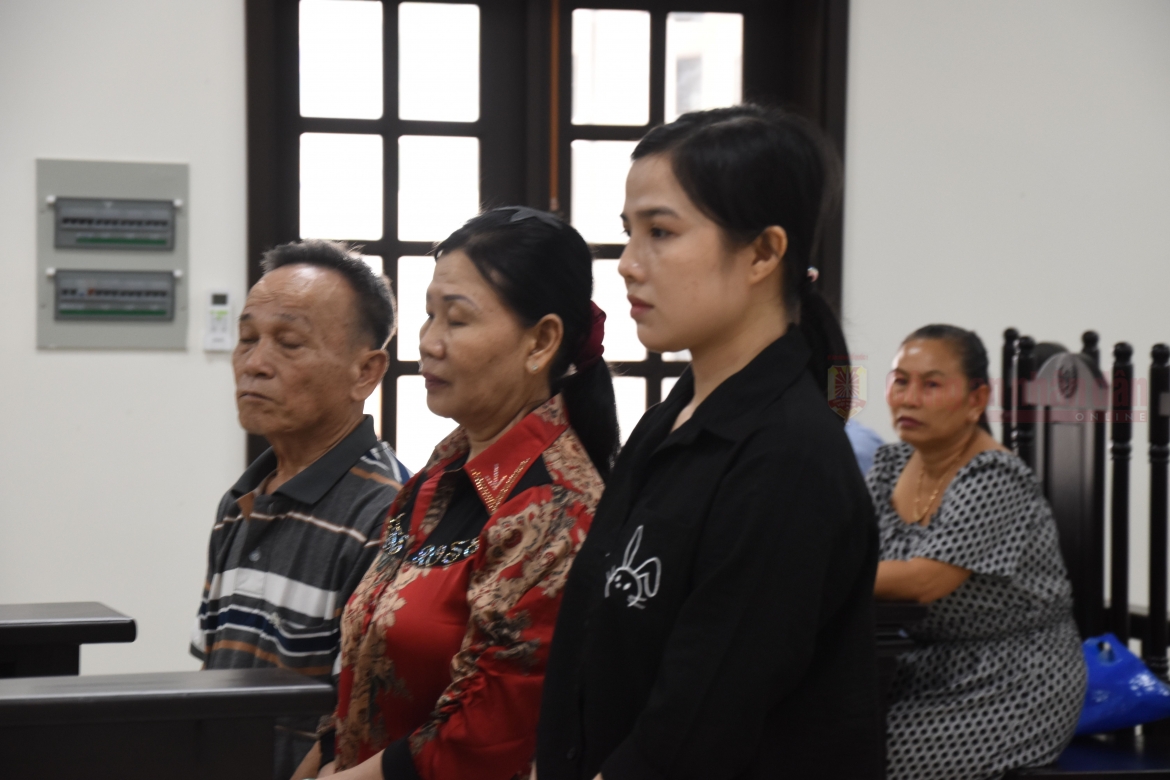 Các bị cáo Lê Văn Kỷ, Võ Thị Trinh và Lê Thị My Chi tại Tòa