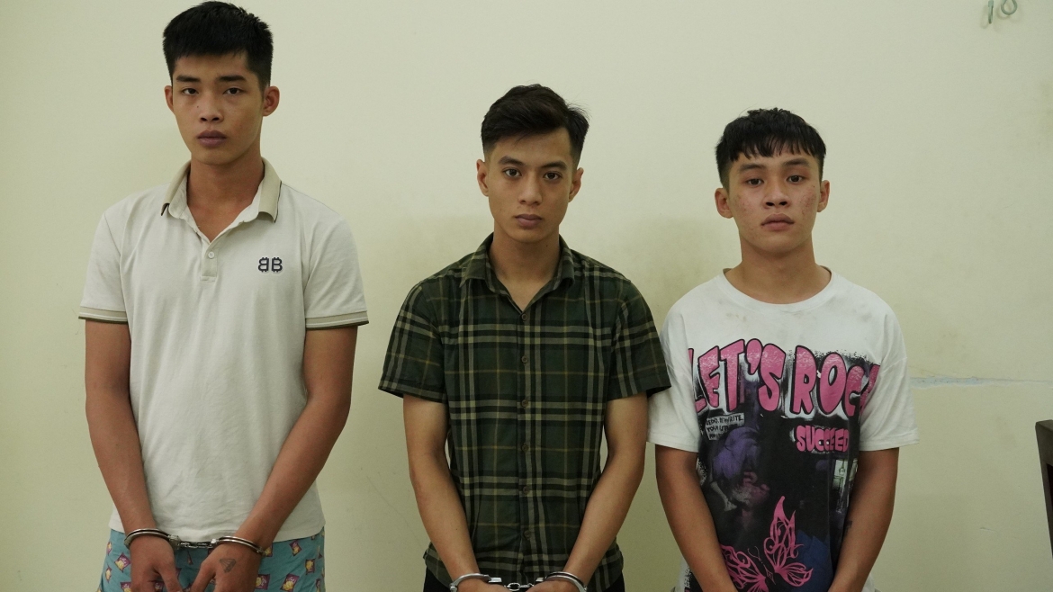 Các đối tượng: Nguyễn Văn Kiệt, Nguyễn Khánh Huy và Nguyễn Thanh Đoàn Quốc Việt tại cơ quan công an. (Ảnh: CACC)