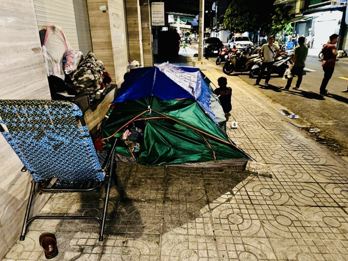 Các đối tượng thường dựng lều ở trước nhà dân không có người sinh sống làm nơi cư trú và nơi mua bán, tổ chức sử trái phép chất ma túy. (Ảnh: Công an cung cấp)