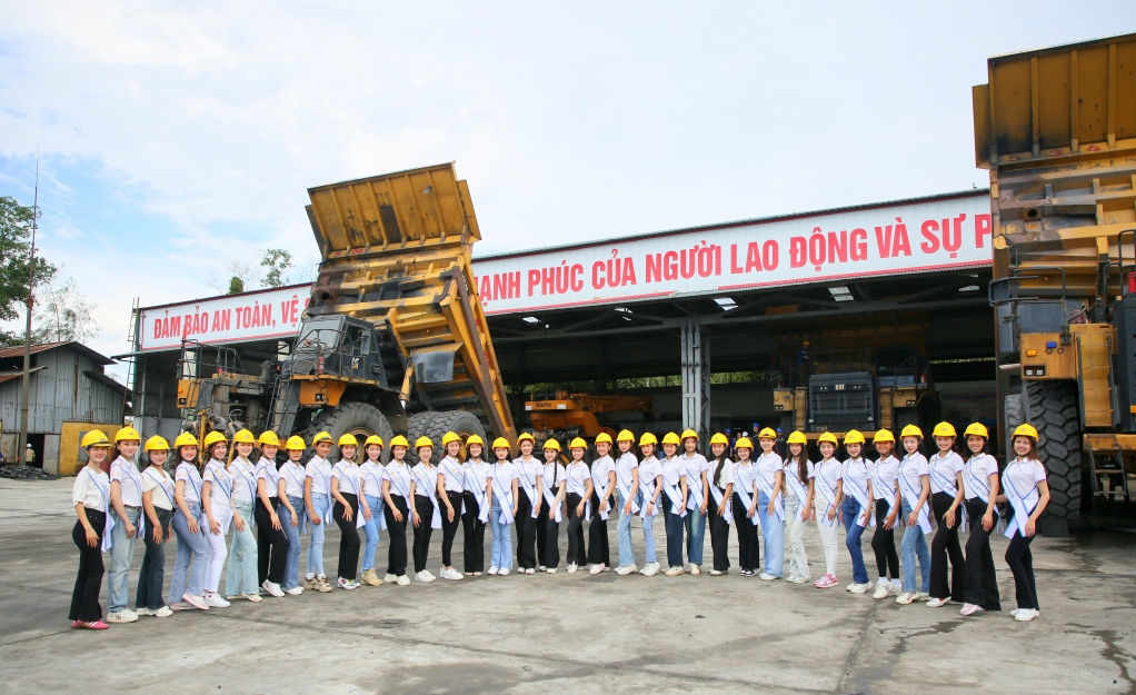 Các thí sinh vào vòng Chung kết cuộc thi hoa hậu du lịch Việt Nam tham gia các hoạt động xã hội tại thành phố Cẩm Phả, Quảng Ninh