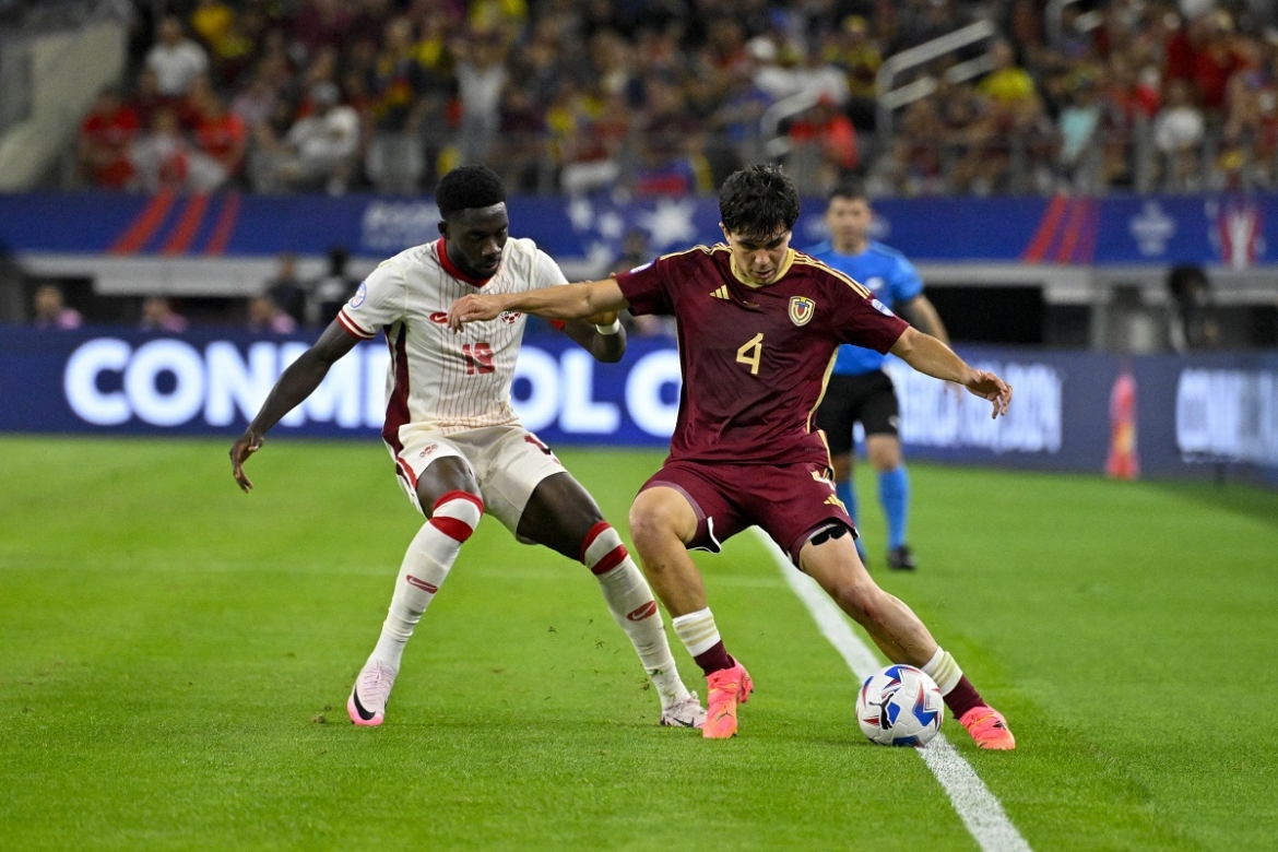 Canada (áo trắng) sẽ gặp lại Argentina ở bán kết Copa America 2024. (Ảnh: Reuters). 