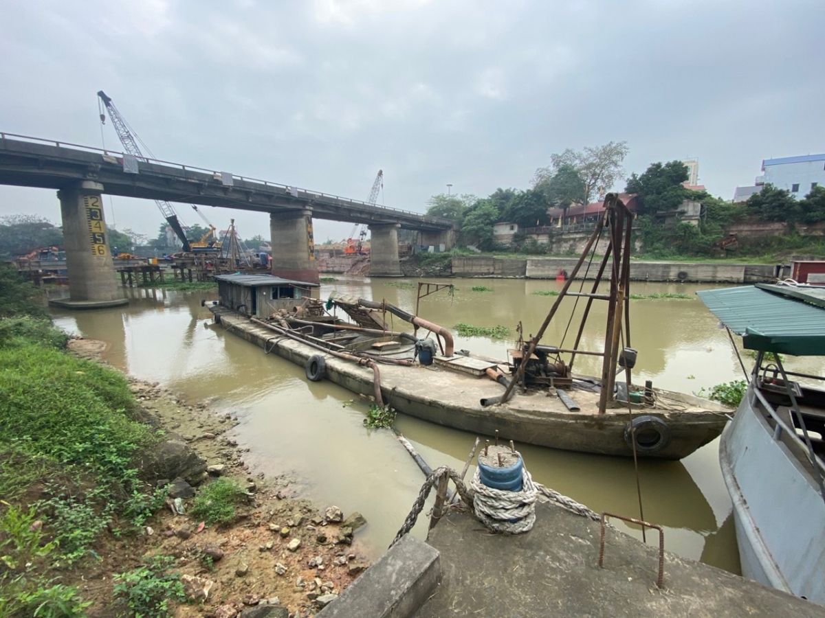 Công an huyện Hiệp Hòa, tỉnh Bắc Giang phát hiện tàu xi măng lõi thép tự chế đối tượng sử dụng để hút cát
(Ảnh minh họa)