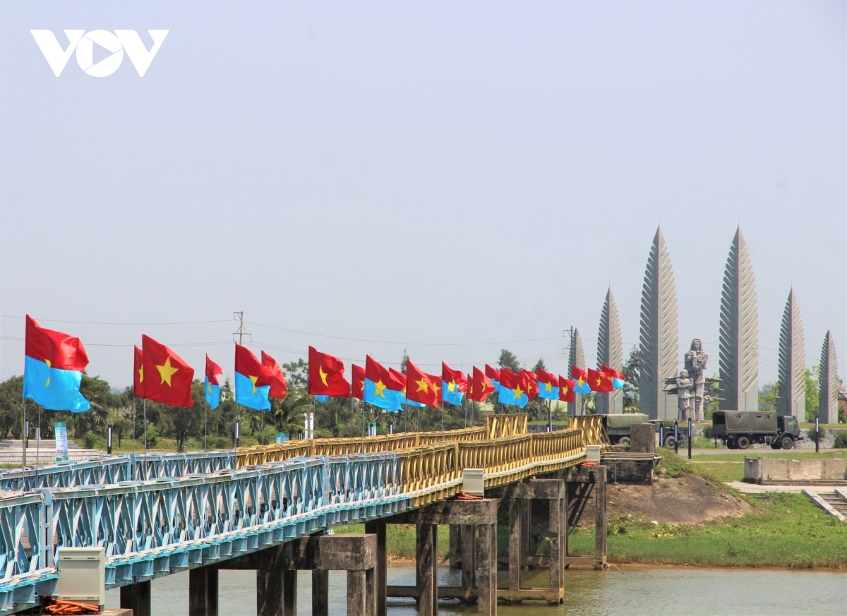 Cầu Hiền Lương bắc qua sông Bến Hải