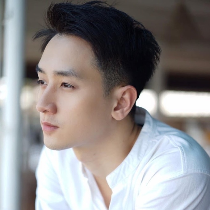 Sao Việt 24/7: Diễn viên Đức Huy (Huy Ma), nổi tiếng với vai Subin trong sitcom “Tiệm bánh hoàng tử bé”, cho biết đang điều trị sau dương tính HIV. Đức Huy nói anh phát hiện mắc HIV sau khi đi khám sức khỏe vào 3 tháng trước. Anh quyết định ở lại Thái Lan điều trị. (Nguồn: FBNV)