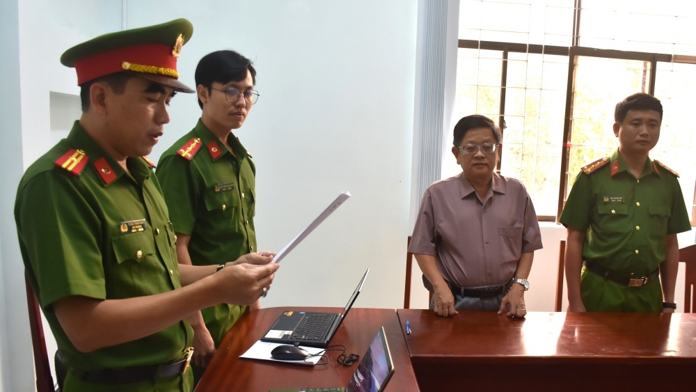 Cơ quan Cảnh sát điều tra Công an tỉnh Bạc Liêu tống đạt Quyết định khởi tố bị can và lệnh bắt tạm giam đối với Lê Minh Tuệ (Ảnh: Công an Bạc Liêu).