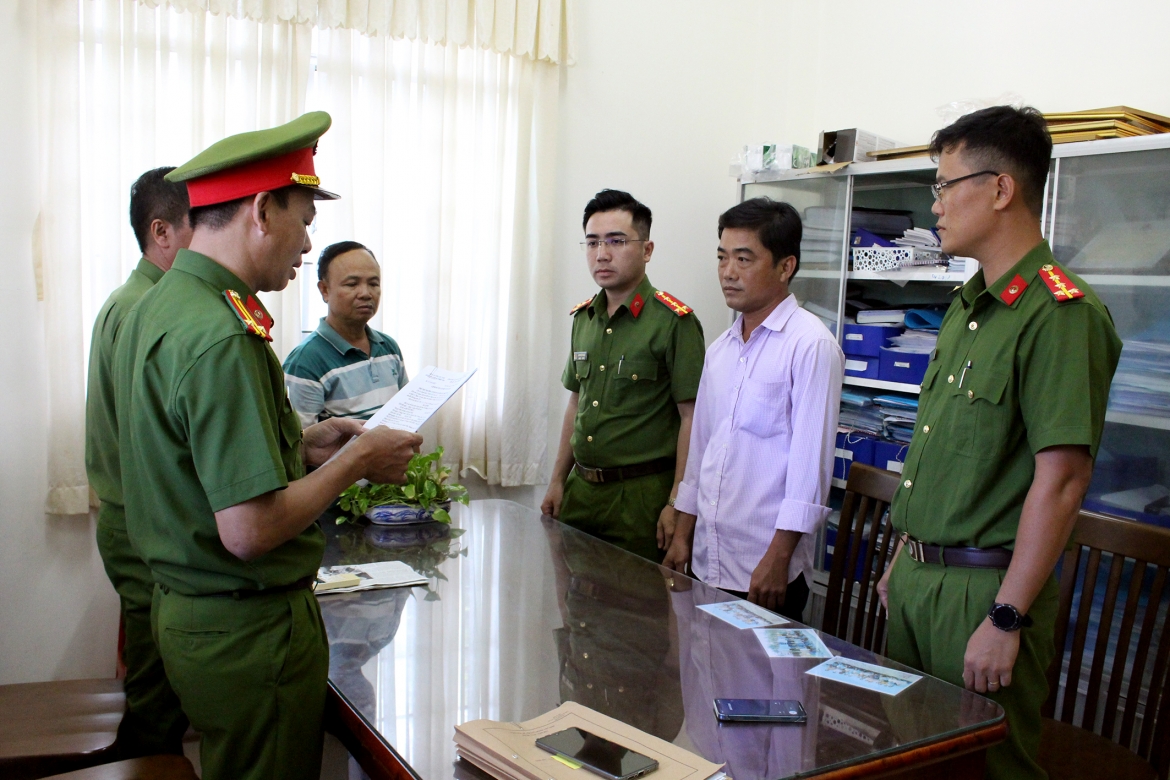 Cơ quan Cảnh sát điều tra Công an tỉnh Trà Vinh thi hành lệnh bắt Lâm Tấn Phát (áo trắng)