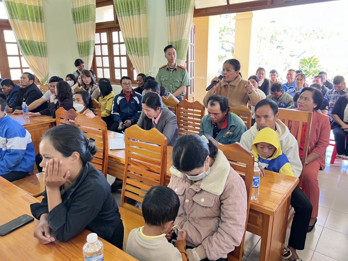 Tại buổi tiếp xúc cử tri với Đoàn ĐBQH tỉnh Lâm Đồng diễn ra sáng 1/7, cử tri xã Lát phản ánh nạn tín dụng đen, cho vay nặng lãi hoạt động nhiều năm qua ở địa phương 