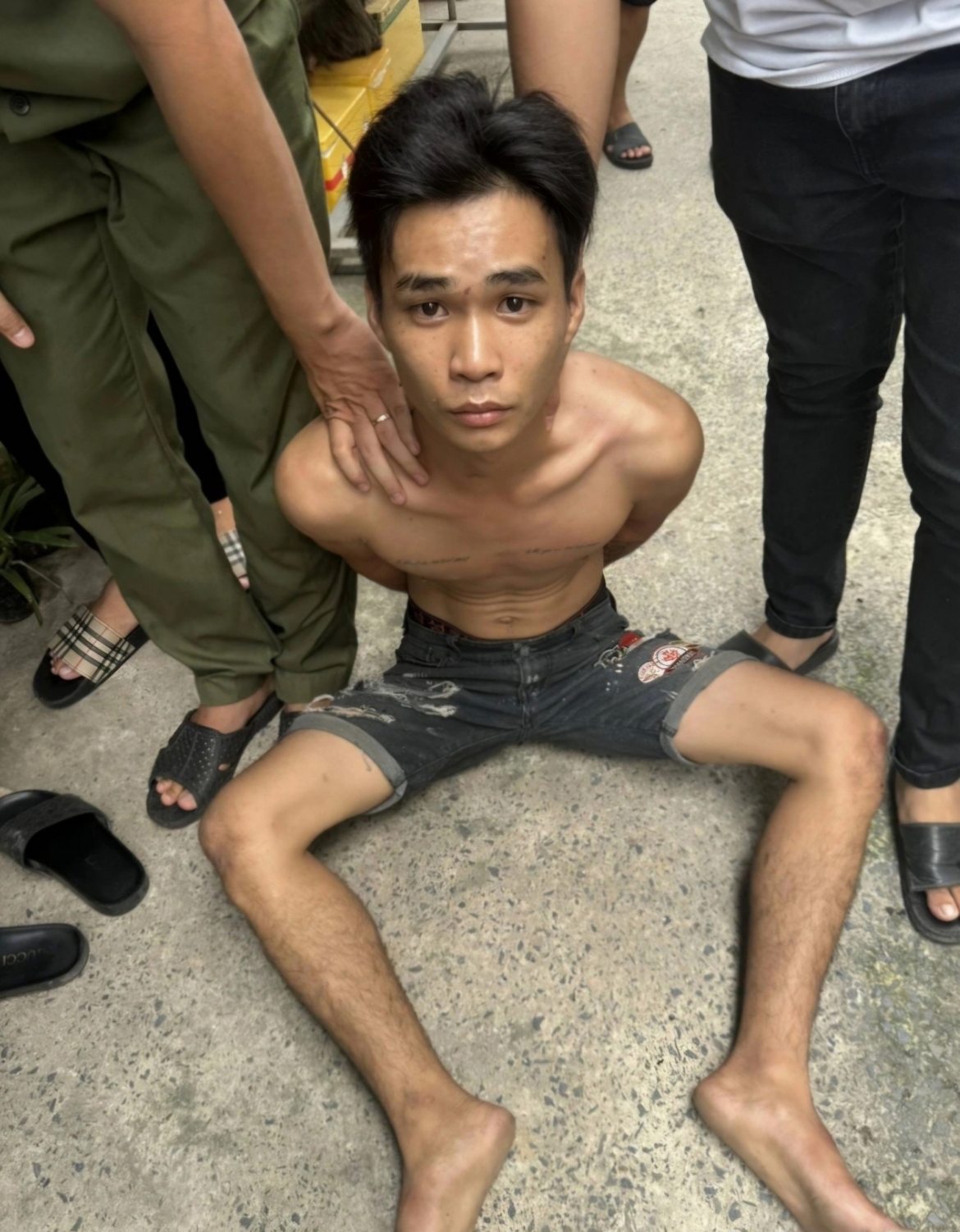Dư bán xe cướp được rồi mua ma túy về phòng trọ sử dụng thì bị công an ập vào bắt giữ. (Ảnh: Công an cung cấp)