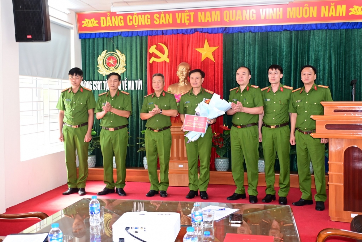 Đại tá Lê Nguyên Trường – Phó Giám đốc Công an thành phố, Thủ trưởng Cơ quan Cảnh sát điều tra Công an Hải Phòng khen thưởng Phòng Cảnh sát điều tra tội phạm về ma túy đã có thành tích trong triệt phá đường dây ma túy xuyên quốc gia.