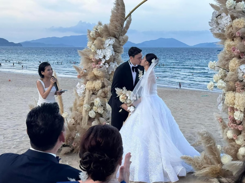 Chuyện showbiz 8/7: Lễ cưới của Văn Lâm được tổ chức kín đáo, chỉ có sự góp mặt của gia đình và những người thân thiết nhất. Trước đó, cả Văn Lâm và Yến Xuân đều không hé lộ gì về kế hoạch đám cưới.