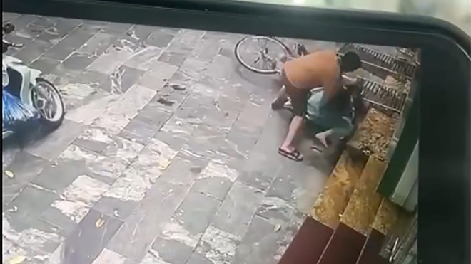 Người phụ nữ bị chồng cũ dùng hung khí đâm gục tại vỉa hè ở TP Phúc Yên, Vĩnh Phúc vào chiều 27/7. (Ảnh chụp màn hình)