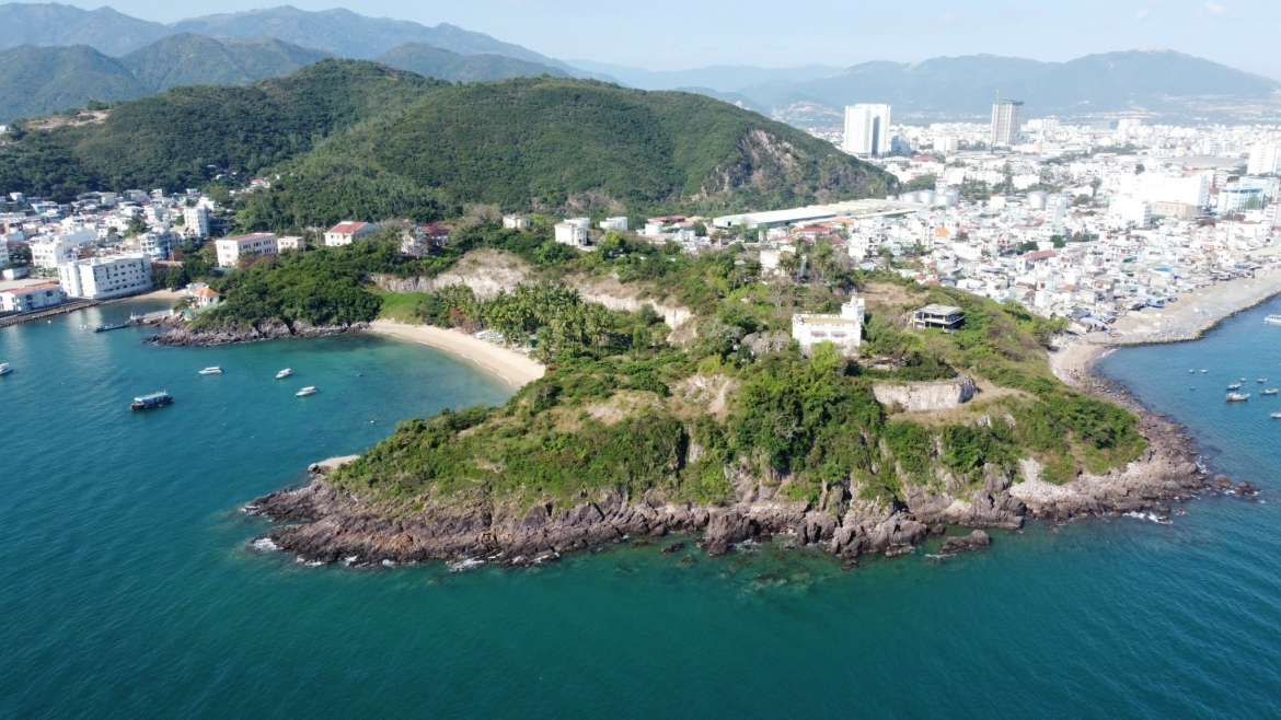 Di tích Lầu Bảo Đại có vị trí rất đẹp tại thành phố Nha Trang, tỉnh Khánh Hòa