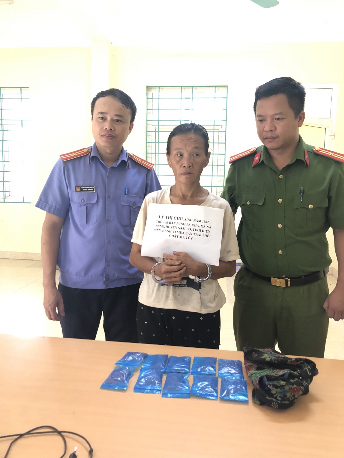 Đối tượng Lý Thị Chu cùng tang vật tại cơ quan công an