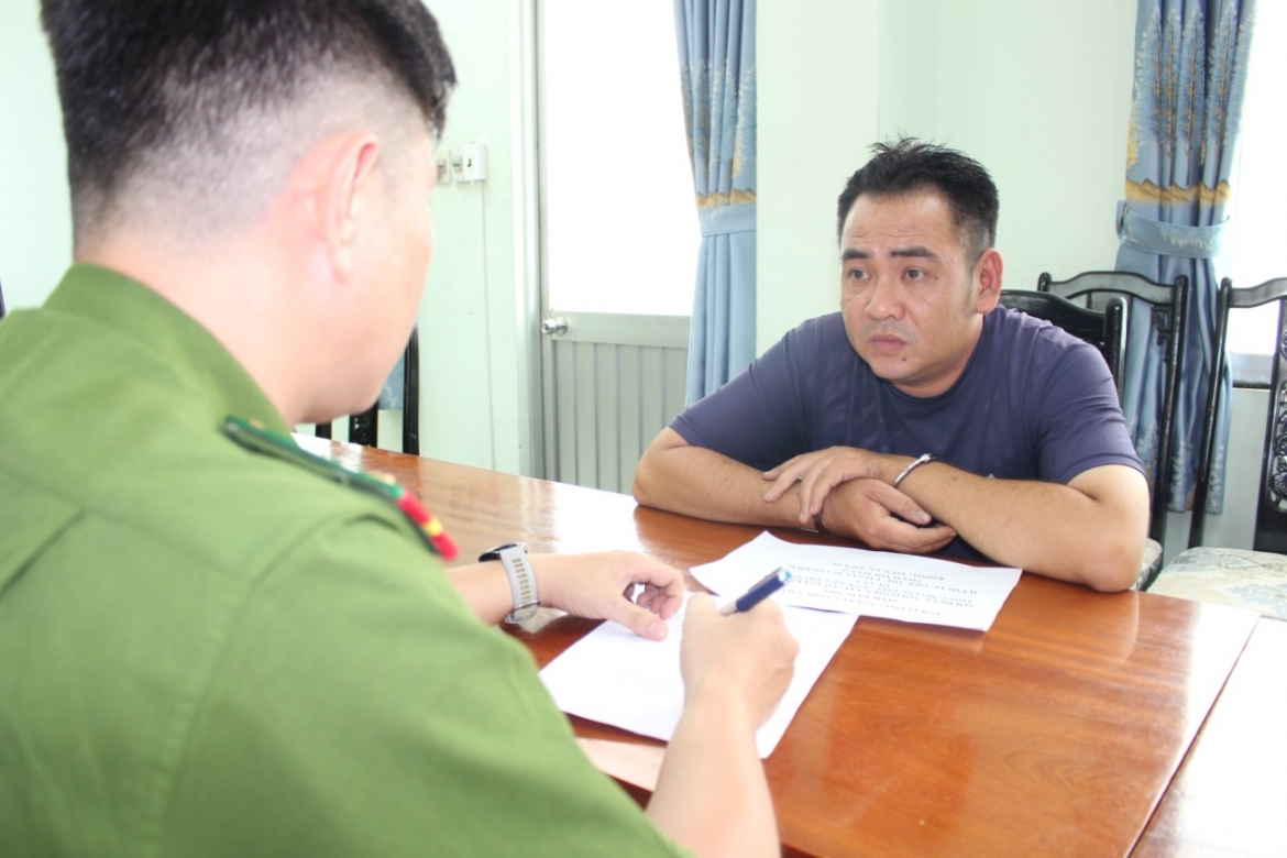 Đối tượng Nguyễn Ngọc Chân, chủ cửa hàng điện thoại ở Quận 4 bị bắt giữ do cố ý thu mua lại tài sản do người khác phạm tội mà có. (Ảnh: Công an TP.HCM)